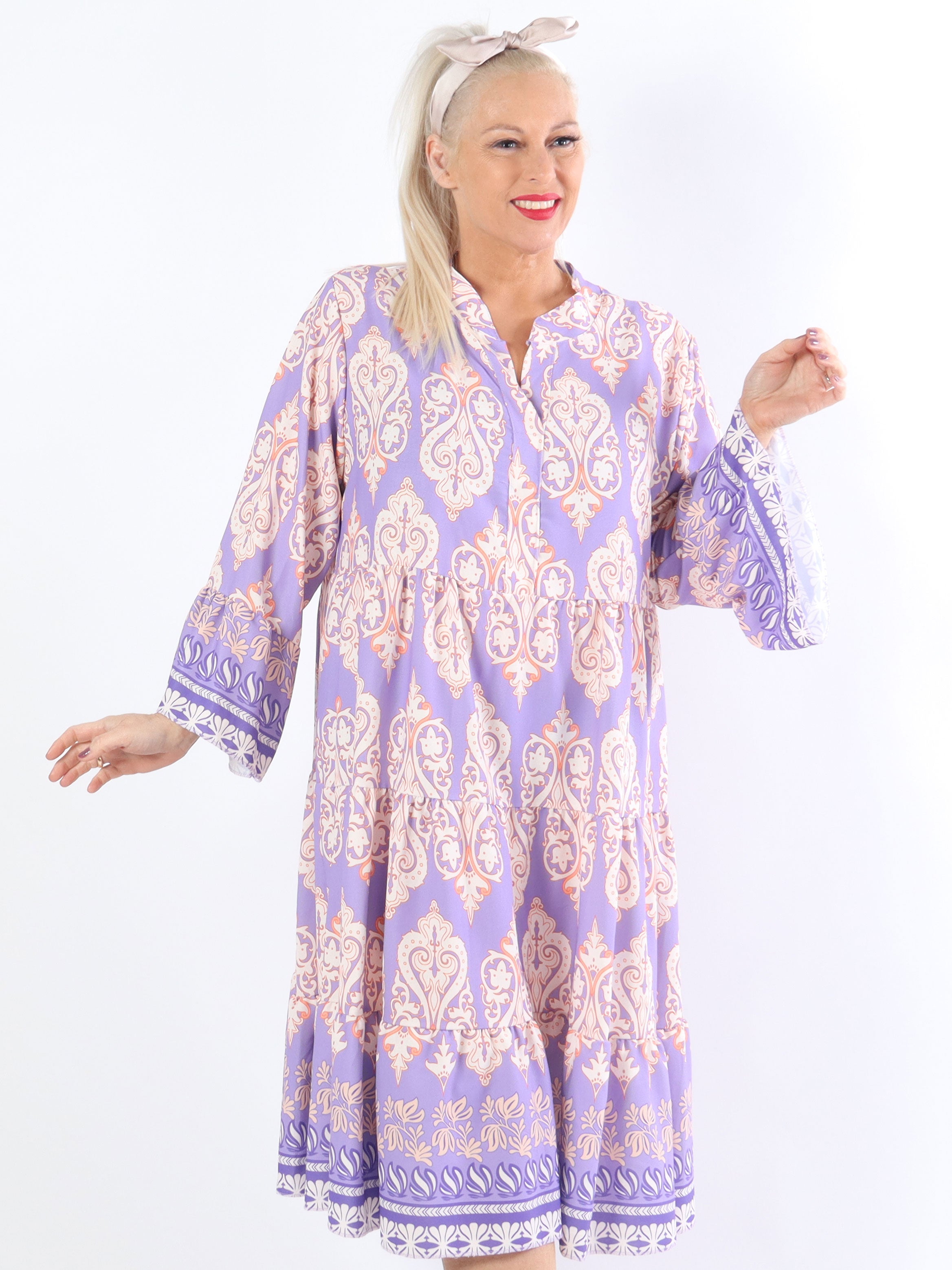 Vigdis - Sød mønstret plus size kjole i lag på lag look